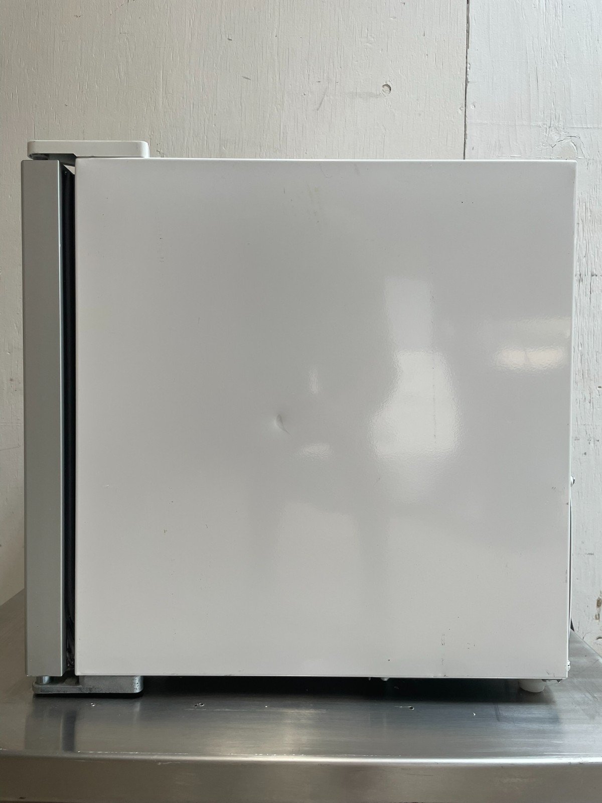 Maxx Cold MXM1-2F Countertop Glass Door Display Freezer - Image 11