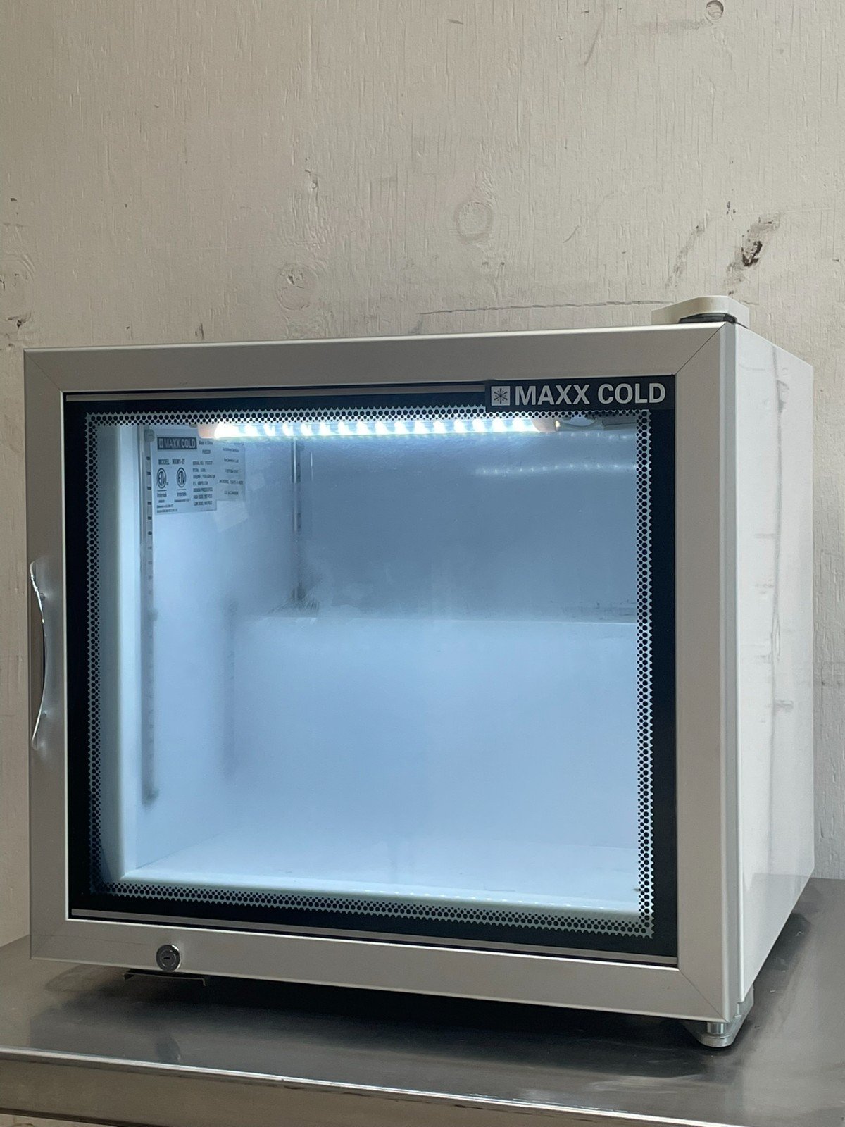 Maxx Cold MXM1-2F Countertop Glass Door Display Freezer - Image 4