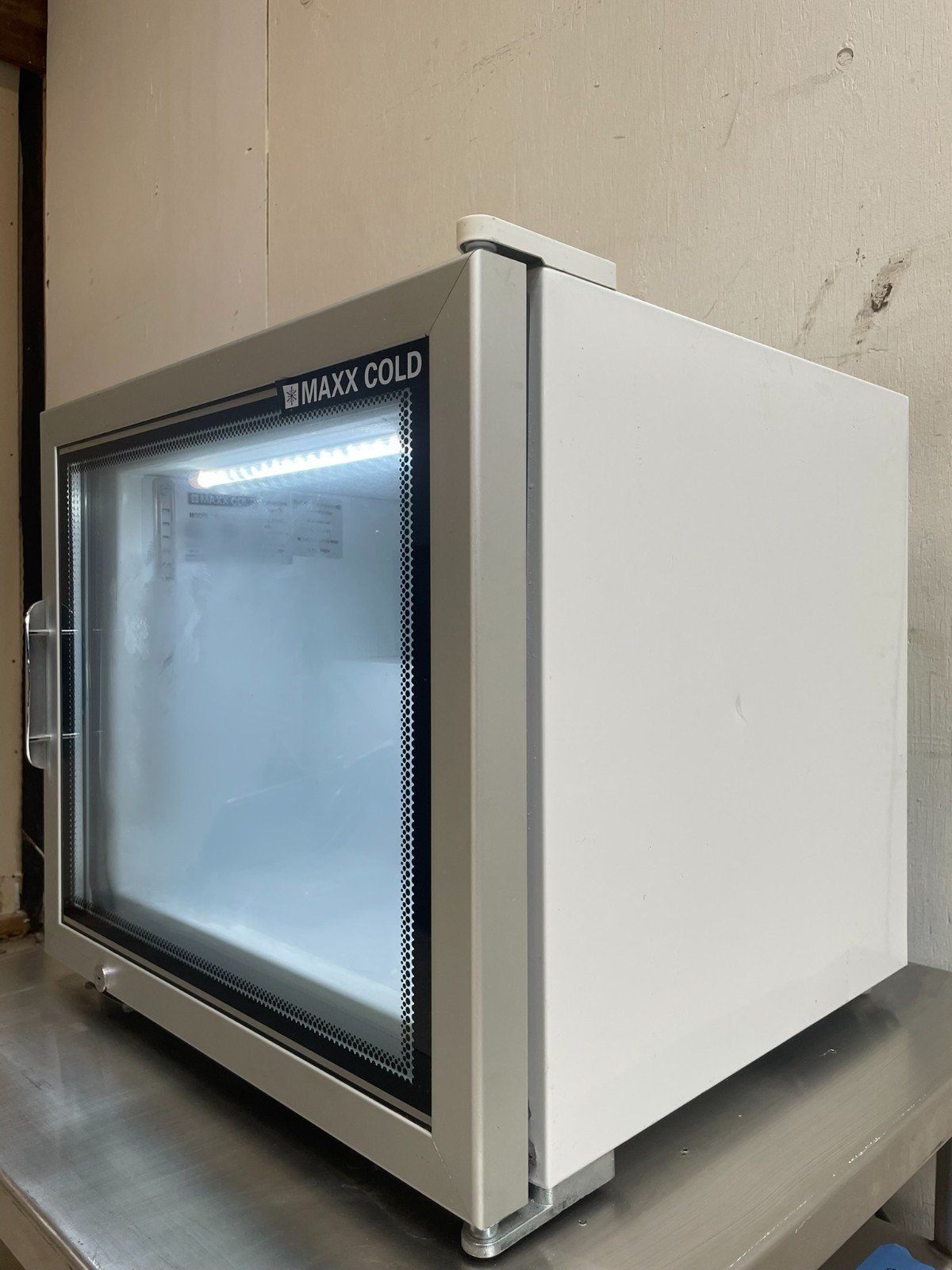 Maxx Cold MXM1-2F Countertop Glass Door Display Freezer - Image 5