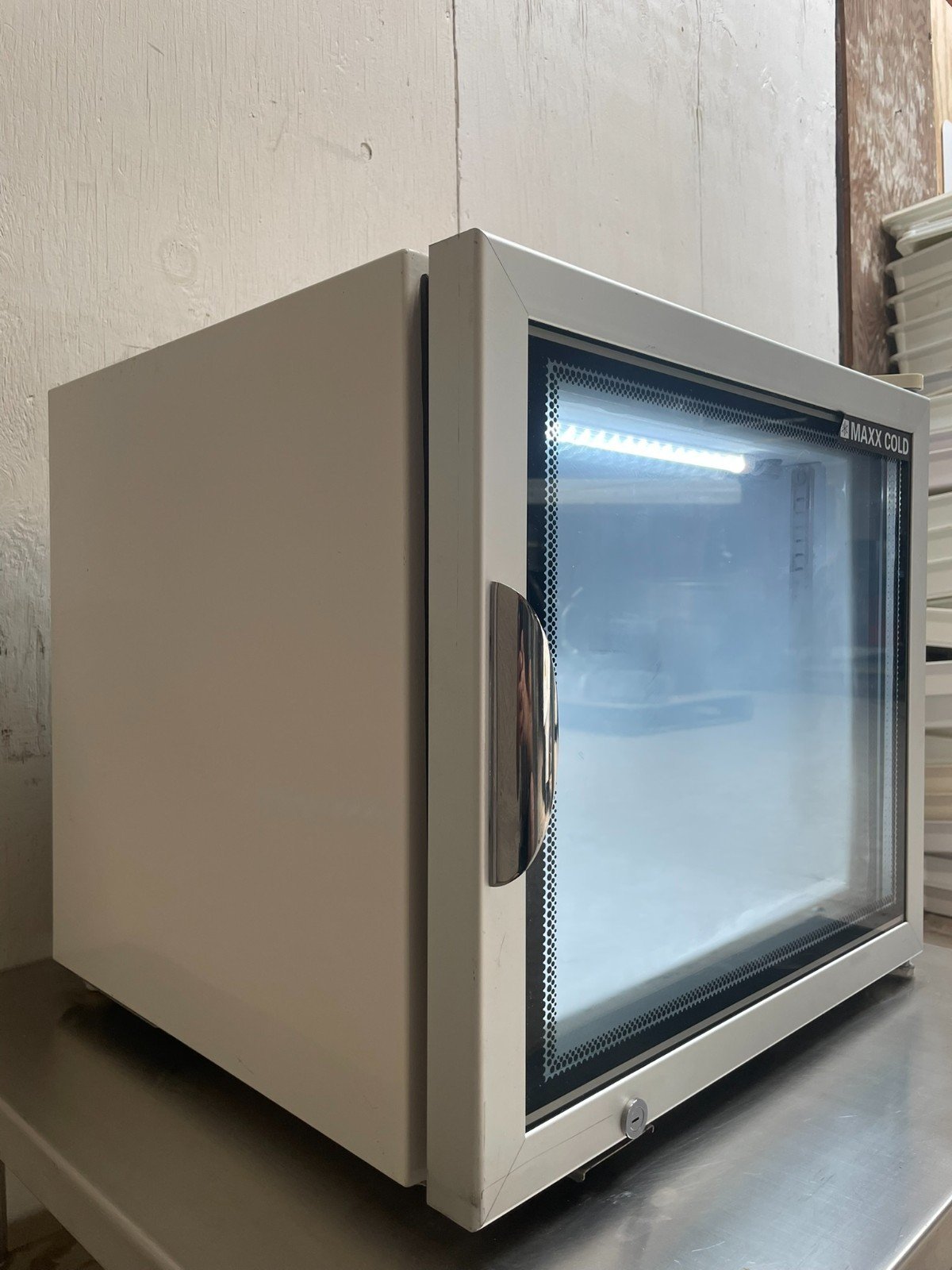Maxx Cold MXM1-2F Countertop Glass Door Display Freezer - Image 6