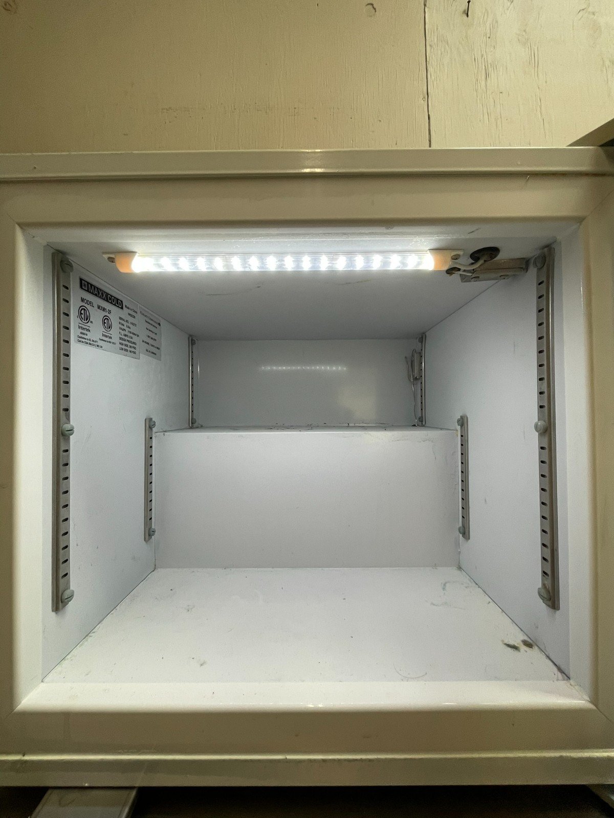 Maxx Cold MXM1-2F Countertop Glass Door Display Freezer - Image 9