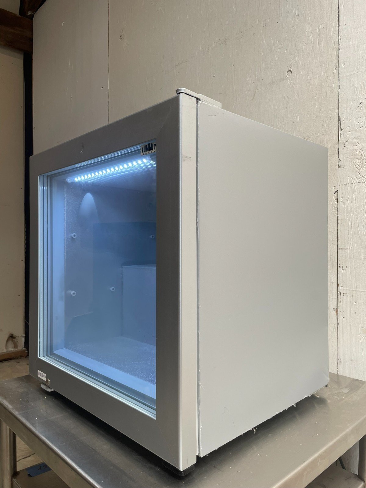 Summit SCFU386 Countertop Glass Door Display Freezer - Image 4