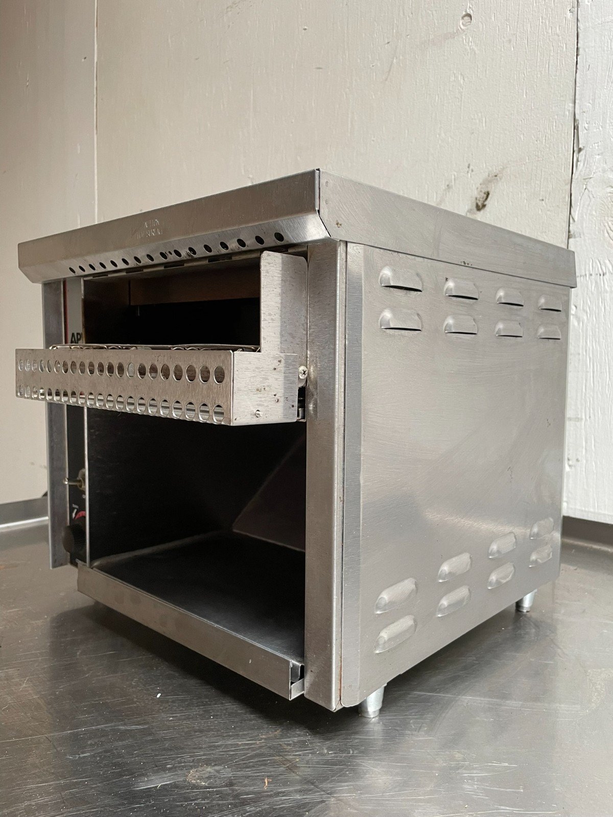 APW Wyott AT-EXPRESS Electric Conveyor Toasters - Image 7